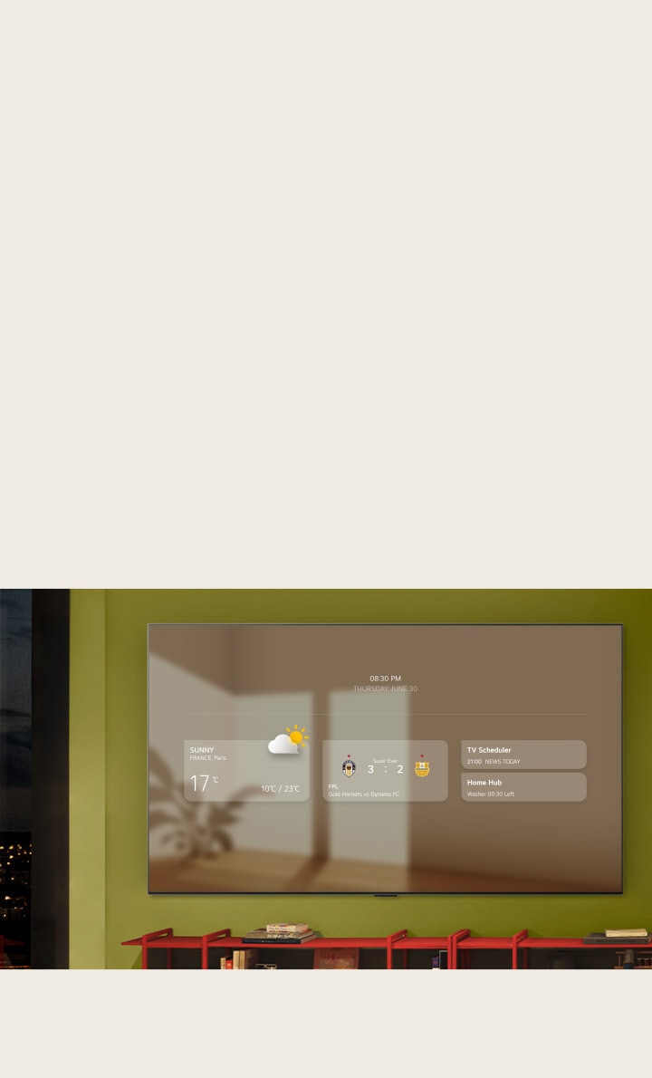 LG OLED evo AI G6 está montado en una pared verde sobre una consola roja y muestra un panel de información que incluye el clima, resultados deportivos, programador de TV y Home Hub.